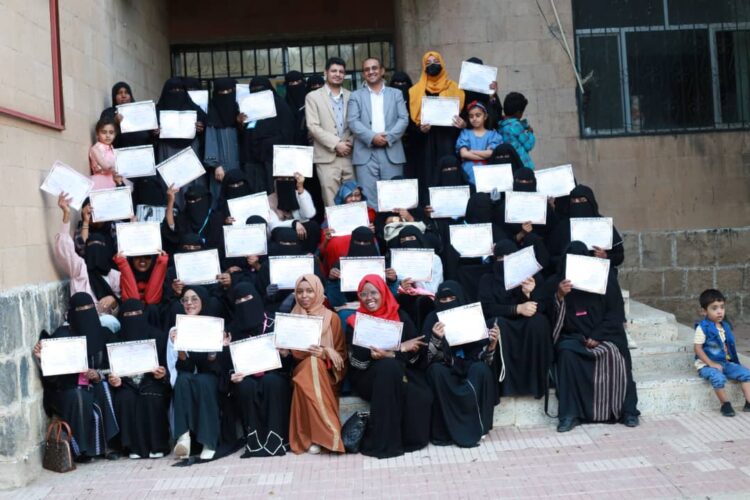 اليمن.. مؤسسة نماء للتمويل الصغير والأصغر تحتفل بتخرج (45) لاجئة في مجال صناعة الحلويات والمعجنات ومجال الخياطة والتفصيل.