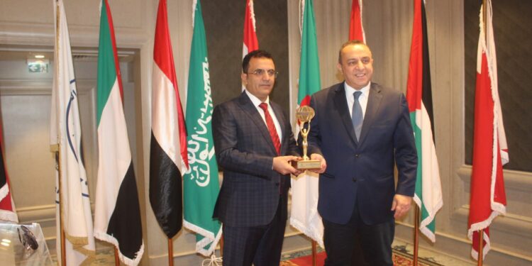 اليمن.. الاتحاد الدولي للمصرفيين العرب يمنح البنك اليمني للإنشاء والتعمير جائزة التميز في دعم التنمية وتطوير القطاع المصرفي اليمني