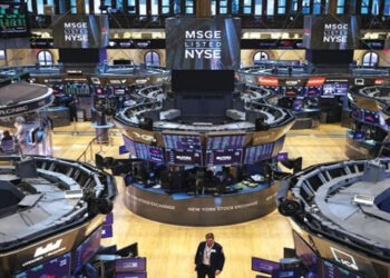 وول ستريت تفتح دون تغير يذكر….