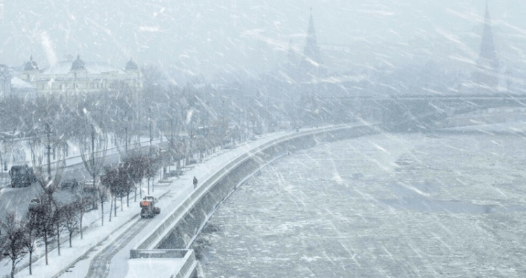 ثلوج لم تشهدها موسكو من 63 عاما والإعصار فانيا يتسلل من أوروبا