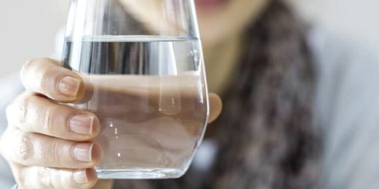 ما هي كمية الماء التي يحتاجها الإنسان يومياً