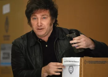 الأرجنتين تعتزم خفض قيمة صرف عملتها إلى النصف