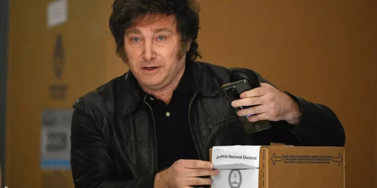 الأرجنتين تعتزم خفض قيمة صرف عملتها إلى النصف