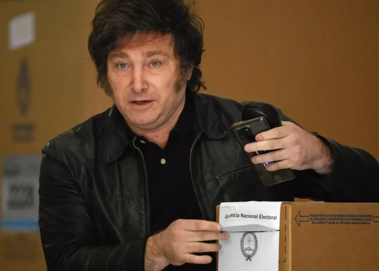 الأرجنتين تعتزم خفض قيمة صرف عملتها إلى النصف