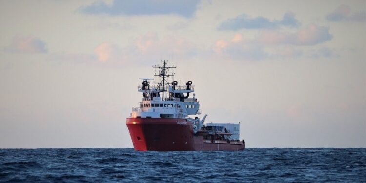 السفينة “أوشن فايكينغ” تنقذ 26 مهاجراً في البحر المتوسط