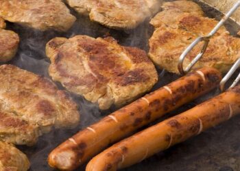 خبير طبي: الأطعمة المصنعة والمشروبات الغازية تؤدي إلى الإصابة بالسرطان