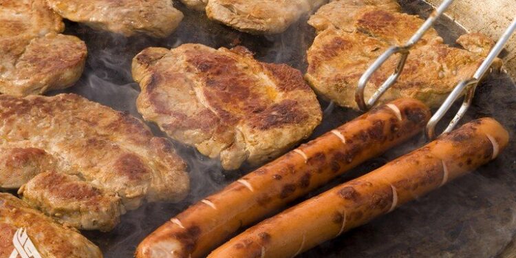 خبير طبي: الأطعمة المصنعة والمشروبات الغازية تؤدي إلى الإصابة بالسرطان