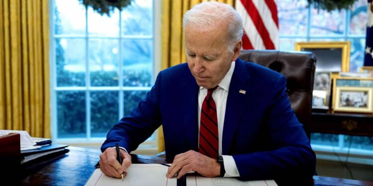 #اميركا.. بايدن يوقع مشروع قانون السياسة الدفاعية