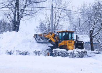 الطقس العاصف مستمر… والثّلوج تُلامس الـ 700 متر!