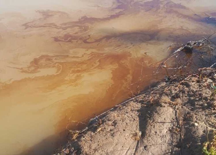 وزير الطاقة: التسربات النفطية في النهر الكبير شمالا قيد المعالجة