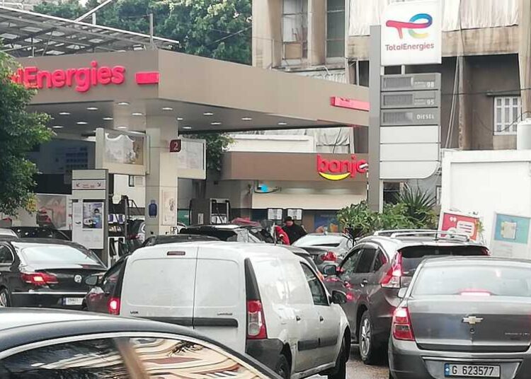 مشهد طوابير محطات الوقود قديم جديد أبو شقرا: المخزون كافٍ وشماس: الأزمة عند السلطة