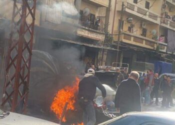 حريق سيارة في التبانه والاهالي والدفاع المدني يتدخلون لاخمادها