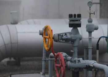 النفط يغلق منخفضًا