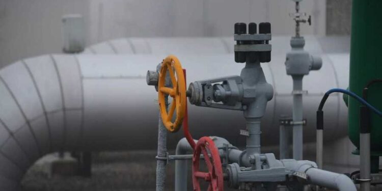 النفط يغلق منخفضًا