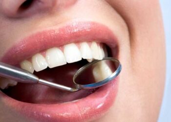 راقبها جيدا.. 4 علامات تنذر بخطر سرطان الفم