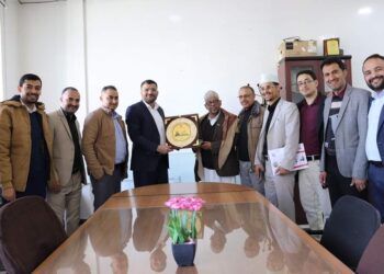 اليمن.. مستشفى ابن الهيثم يكرم فنان اليمن أيوب طارش عبسي