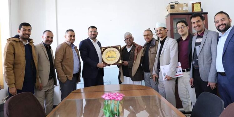 اليمن.. مستشفى ابن الهيثم يكرم فنان اليمن أيوب طارش عبسي