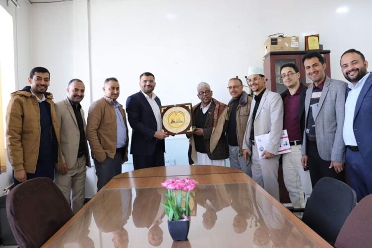 اليمن.. مستشفى ابن الهيثم يكرم فنان اليمن أيوب طارش عبسي