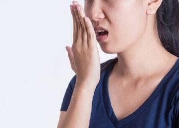 ما أسباب رائحة الفم الكريهة؟