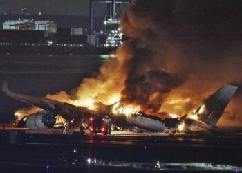 مقتل 5 من أفراد طاقم طائرة بعد اصطدامها بطائرة ركاب في مطار طوكيو