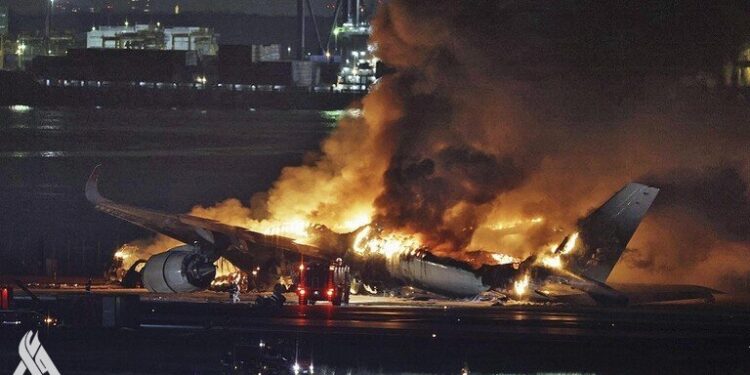 مقتل 5 من أفراد طاقم طائرة بعد اصطدامها بطائرة ركاب في مطار طوكيو