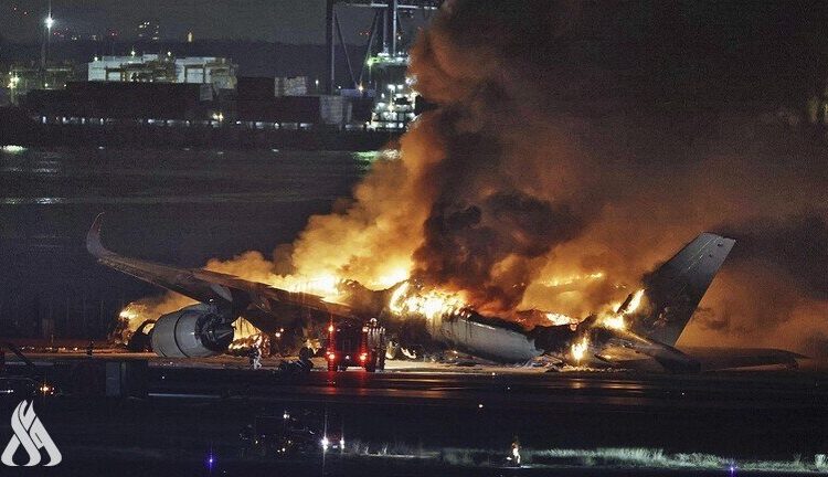 مقتل 5 من أفراد طاقم طائرة بعد اصطدامها بطائرة ركاب في مطار طوكيو