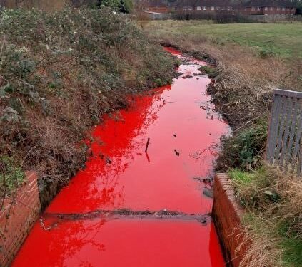 ظاهرة غريبة.. نهر في بريطانية يتحول إلى اللون الأحمر