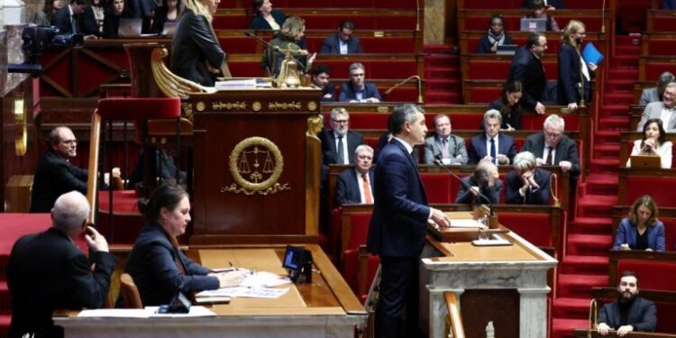 فرنسا تنشر قانون الهجرة الجديد في الجريدة الرسمية