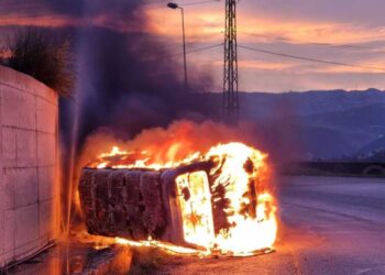 احتراق حافلة لنقل الركاب عند مدخل القبيات