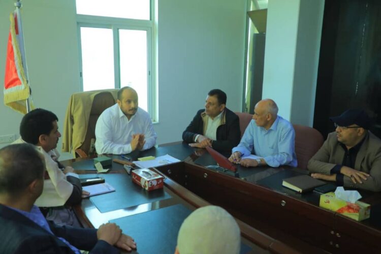 اليمن.. اجتماع برئاسة وزير الصناعة يناقش أوضاع مؤسسة الإسمنت وخطط تطوير العمل بمصانعها