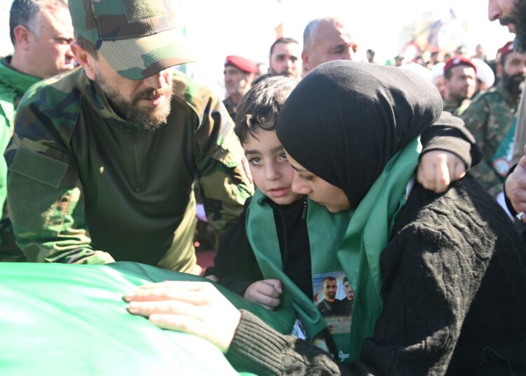 أمل وصور تشيعان الشهداء في ساحة القسم في صور..