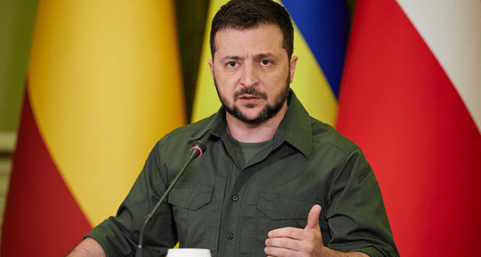 بينهم ساعده الأيمن.. زيلينسكي يقيل المزيد من المساعدين