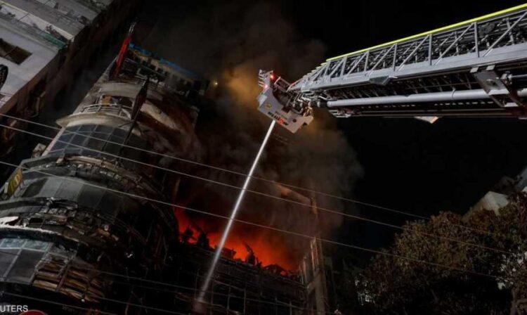 حريق هائل يودي بحياة 43 شخصا في بنغلاديش