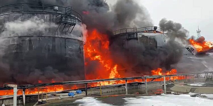 اندلاع حريق في روسيا بعد هجوم شنّته مسيّرة على مصفاة للنفط