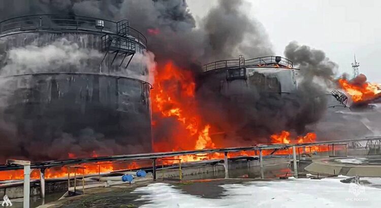 اندلاع حريق في روسيا بعد هجوم شنّته مسيّرة على مصفاة للنفط