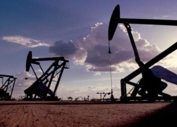 استقرار النفط قرب أعلى مستوياته في نحو 4 أشهر