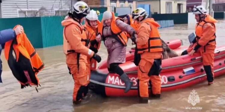 بالصور – إجلاء 4 آلاف شخص بعد انهيار سدّ في روسيا!