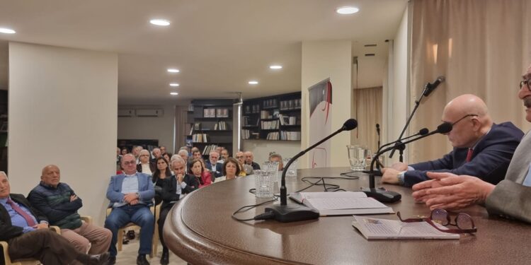 سليم سعاده: الفجوات المالية والهدر ثقب أسود ابتلع بلداً