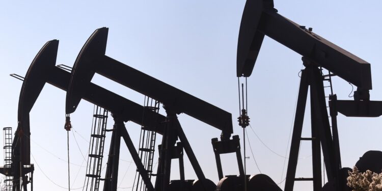 بعد يومين من الخسائر ..النفط دون 90 دولاراً للبرميل