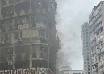 مصرع وإصابة 39 شخصاً بحريق مبنى سكني في هونغ كونغ