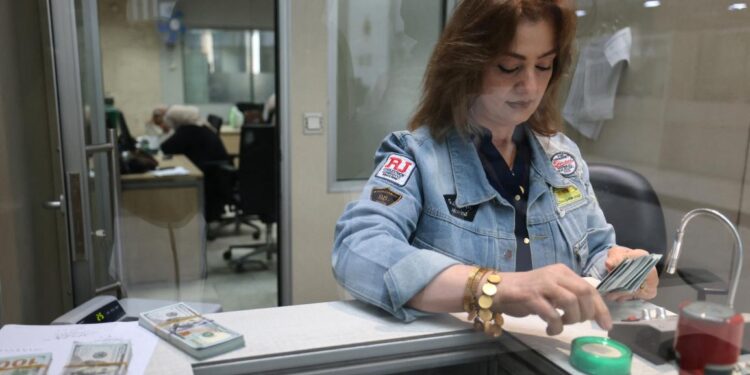 البنوك العربية تتمدد عراقياً: زيادة الاستثمارات ومساع لتقليل أثر العقوبات