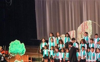 أطفال كورال الشمس في حفلهم الغنائي الأول ينشدون للحب والسلام والطفولة