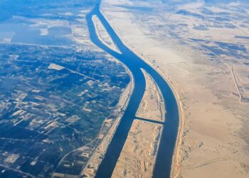 توترات البحر الأحمر تلقي بظلالها على الاقتصاد المصري.. وتقديرات بتراجع إيرادات قناة السويس 60%