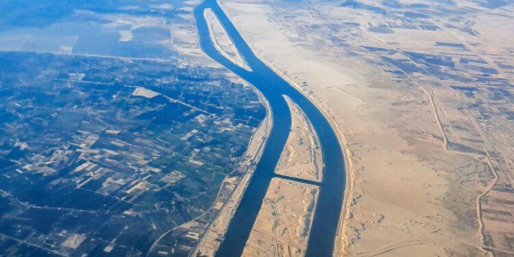 توترات البحر الأحمر تلقي بظلالها على الاقتصاد المصري.. وتقديرات بتراجع إيرادات قناة السويس 60%