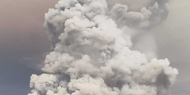 ثوران بركان روانغ مجددا في إندونيسيا يتسبب بإغلاق مطار دولي مجاور