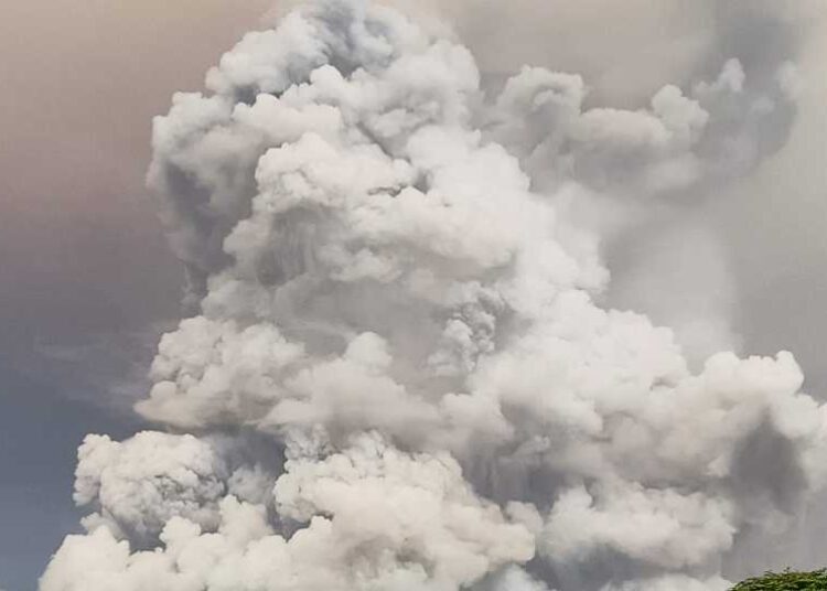 ثوران بركان روانغ مجددا في إندونيسيا يتسبب بإغلاق مطار دولي مجاور