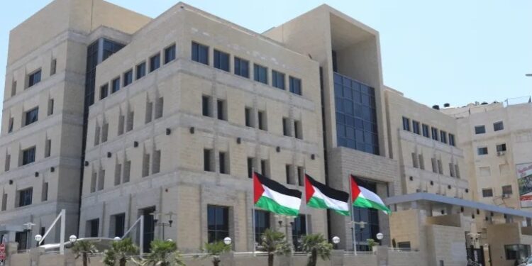 السلطة الفلسطينية تتهم إسرائيل بخنقها اقتصاديا لهذا السبب!!