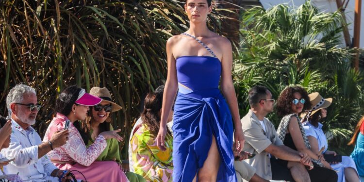 للمرة الأولى… عرض أزياء لملابس البحر بالسعودية! (صوَر)