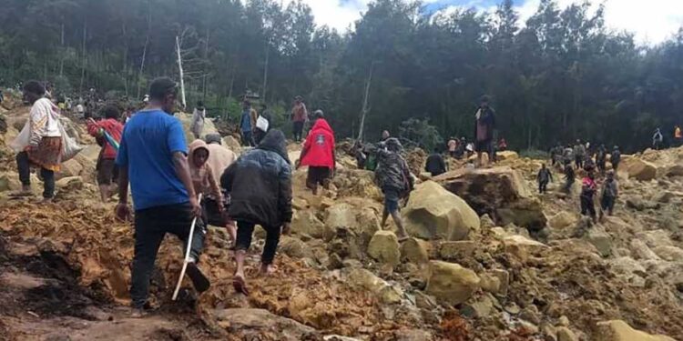 انهيار أرضي يتسبب في دفن أكثر من 300 في بابوا غينيا الجديدة