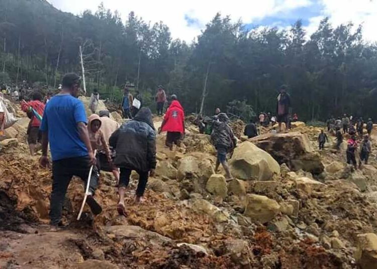 انهيار أرضي يتسبب في دفن أكثر من 300 في بابوا غينيا الجديدة